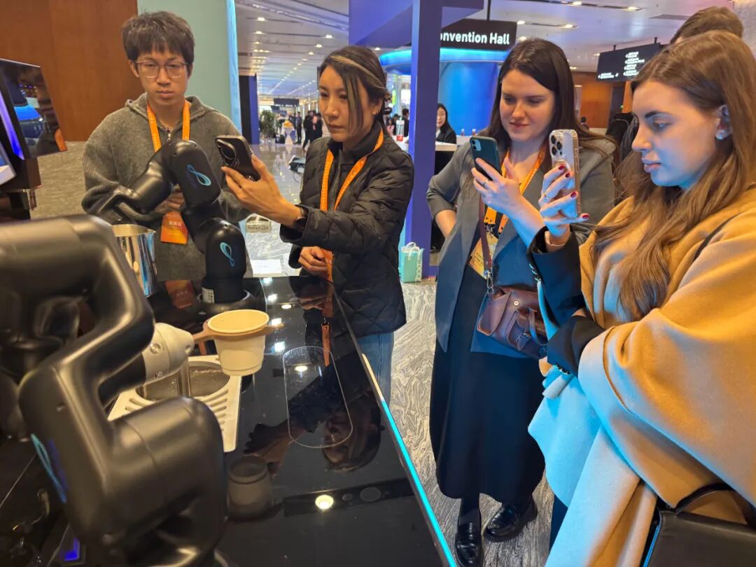 Dual-Arm Latte Art Coffee Robot Debuts at the China–Russia Local Cooperation Conference: A Fusion of Technology and Culture Draws Wide Attention